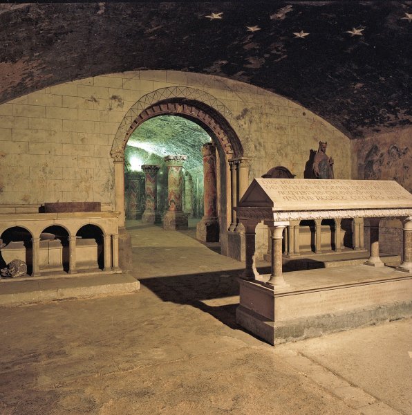 - La crypte et plus spécifiquement la salle du cénotaphe de Godefroy de Bouillon