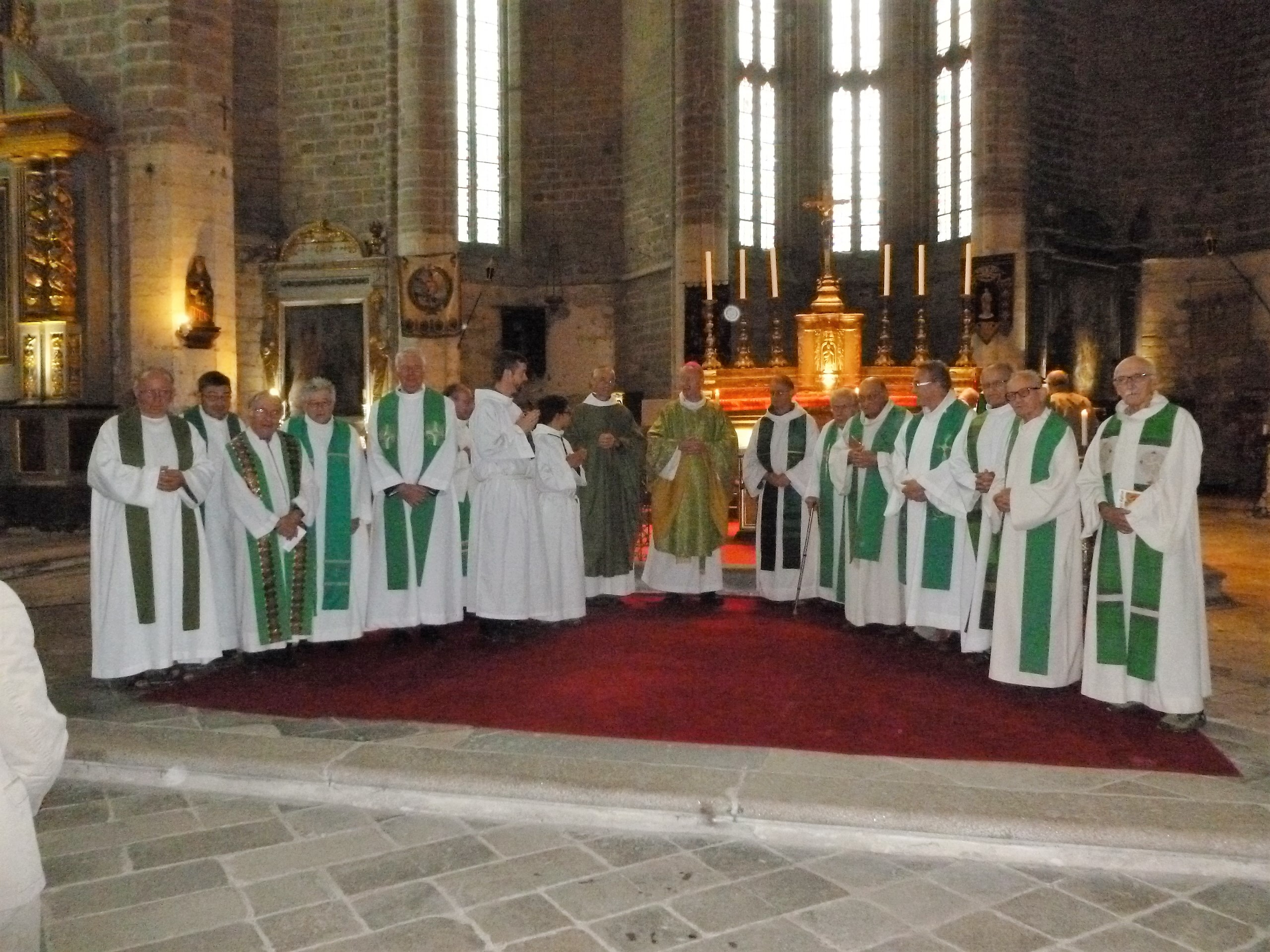 Le groupe des prêtres aînés autour de Monseigneur Crépy